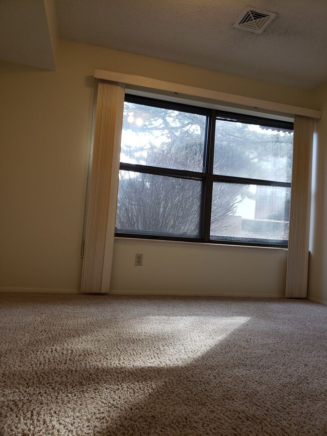 Building Photo - Sunny and Quiet Garden Level 3 bed, 2 bath...