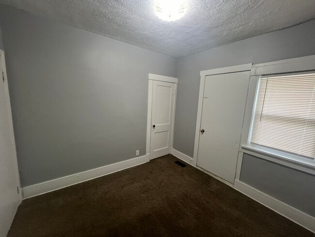 Building Photo - Huge Garage, Fenced Backyard, Laundry