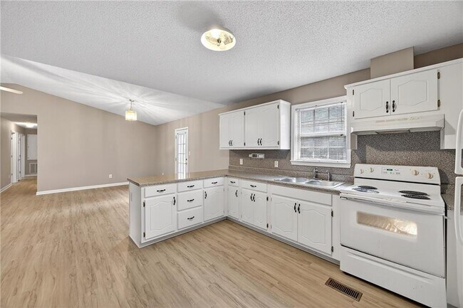 Building Photo - 176 White Tail Hills Dr