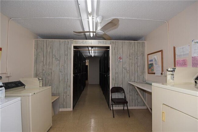 Building Photo - 2801 Victoria Way