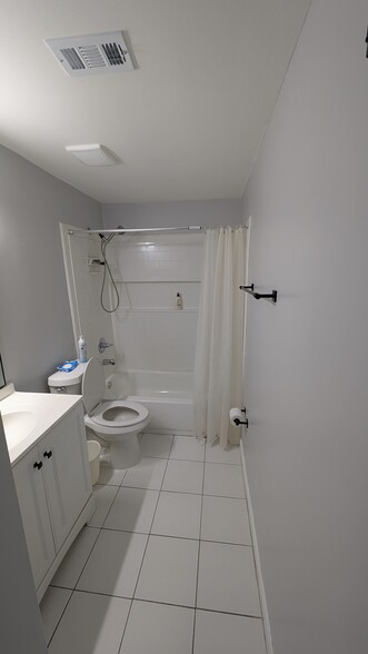 Building Photo - 7650 Club Duclay Dr