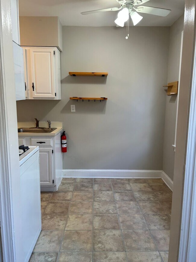 Building Photo - One Bedroom Apartment in Palisades NW Includes Parking