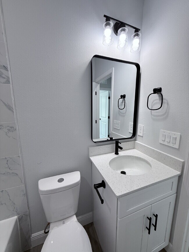 Building Photo - Move-In Ready! 3-bedroom and 2-bathroom home