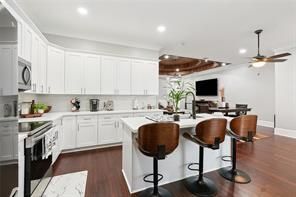 Building Photo - 8541 Victory Dr