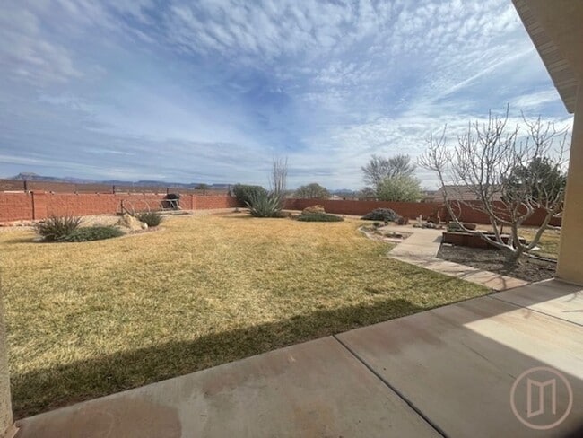 Building Photo - Sunny, spacious home in a prime cul-de-sac location!