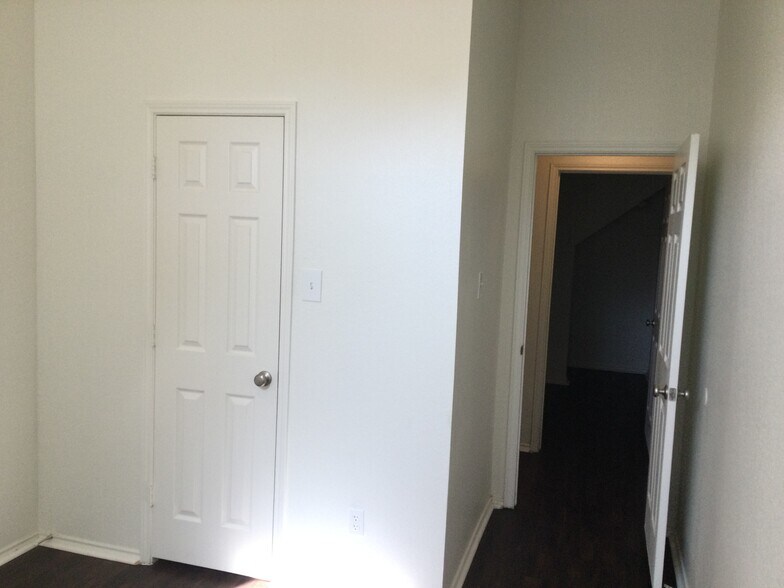 Building Photo - 300 Trailwood Dr