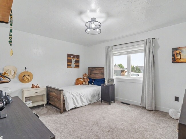 Building Photo - Spacious Furnished Home with Mountain Views and Room to Enjoy