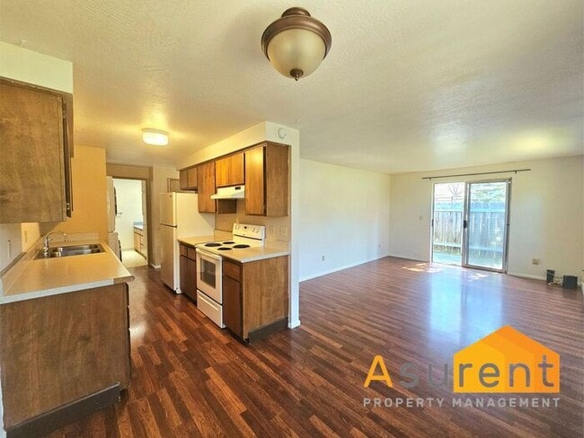 Building Photo - Charming 4-Plex 2 Bedroom 1 Bathroom Unit Available Soon!