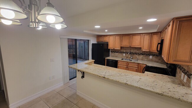 Building Photo - 606 6th Ln