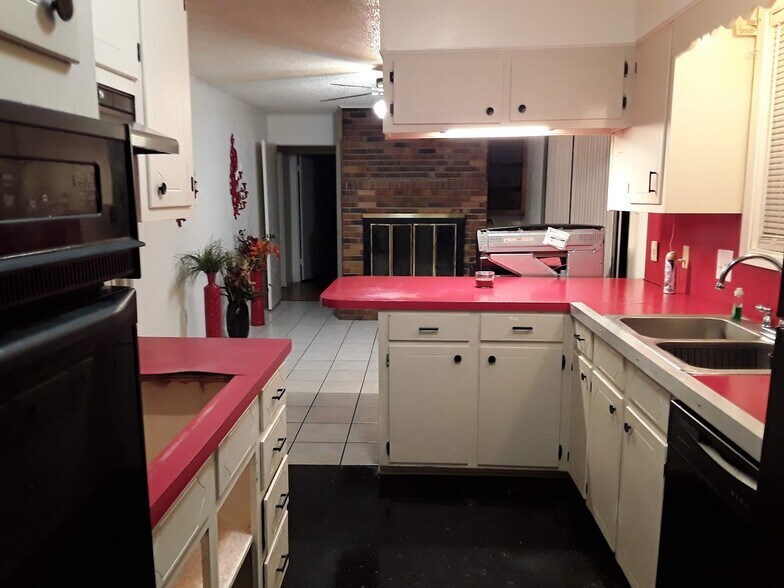 Kitchen - 206 W Charlotte Ave