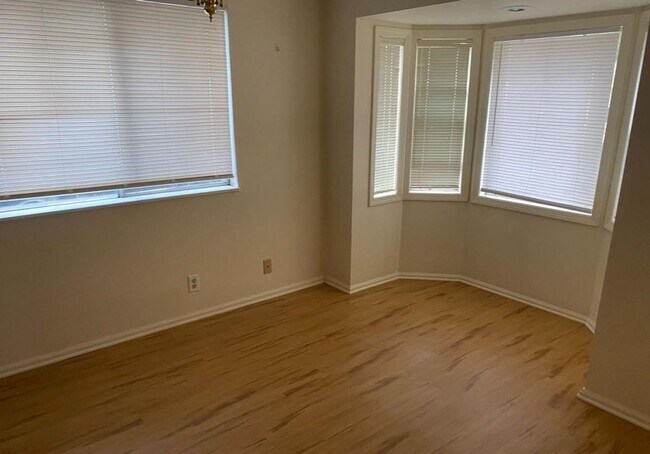 Building Photo - Smithoak Duplex