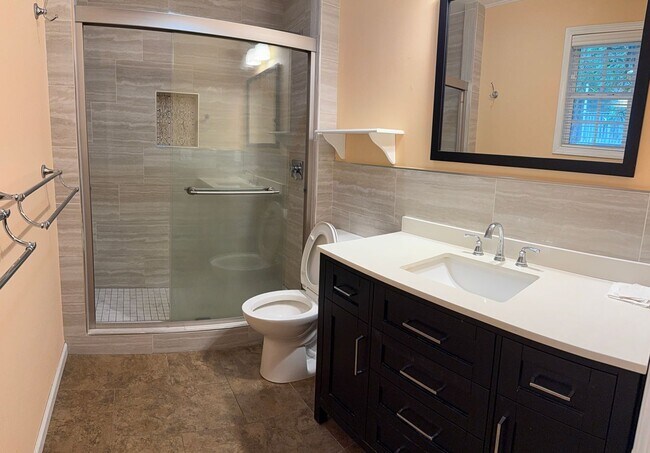 Building Photo - 5 Bedroom/4 Bath Home for lease on 1.5 Acr...