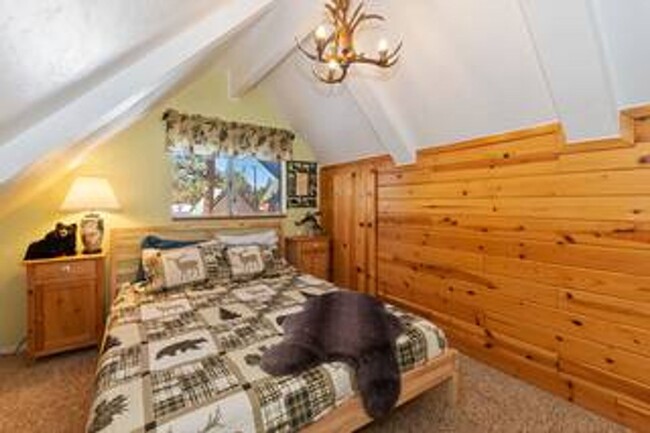 Building Photo - 2 Bedroom Lodge- Pet Friendly- Fenced Yard