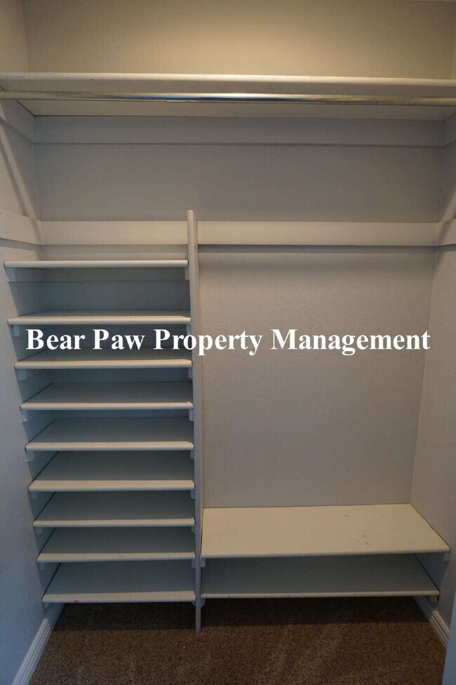 Building Photo - Lovely 4 Bedroom Home Golden!!