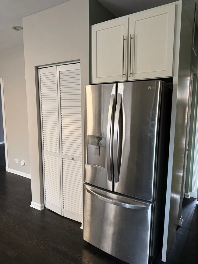 Building Photo - 1637-1632 W Farwell Ave