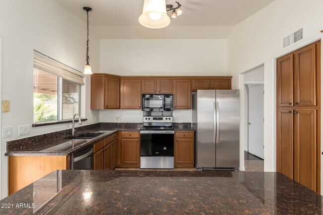 Building Photo - 4634 E Grovers Ave