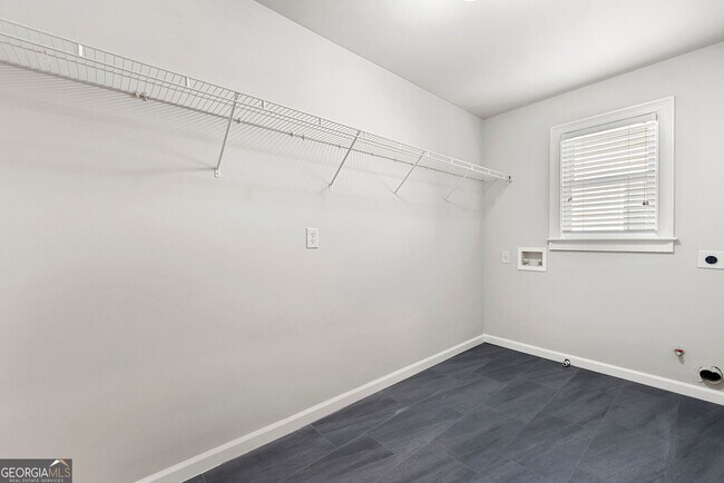 Building Photo - 2041 Mendenhall Cir