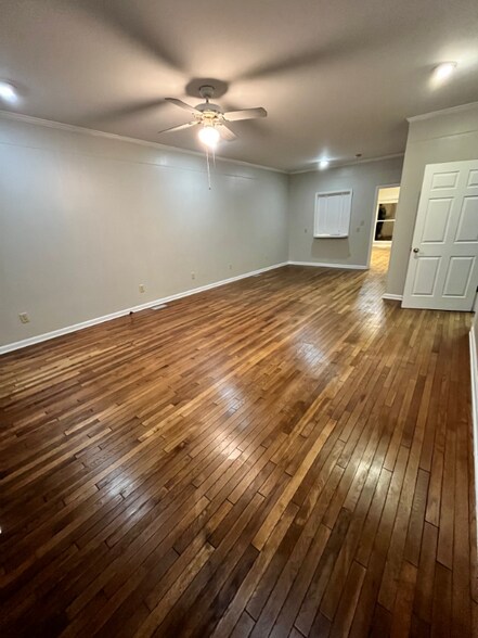 Building Photo - 500.5 Oakwood Dr