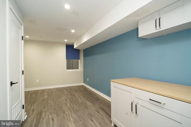 Building Photo - 1449 N Myrtlewood St