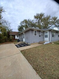 Building Photo - Don't miss out on calling this property your new home!
