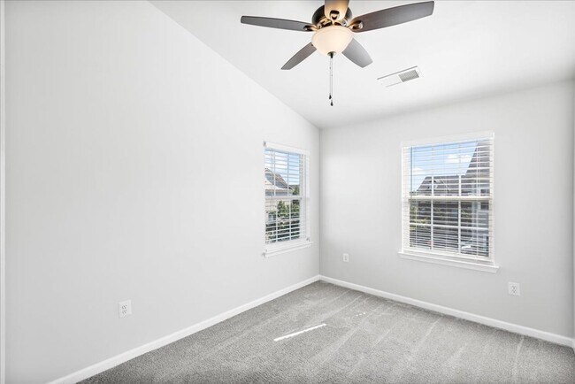 Building Photo - Close to I-95 and Downtown Fredericksburg