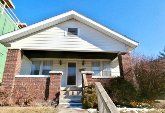 Primary Photo - 2 bed bungalow just south of Downtown Bloo...