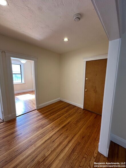 Building Photo - 239 Kelton St