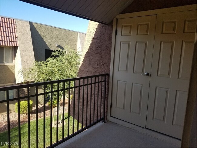 Building Photo - 5060 Indian River Dr
