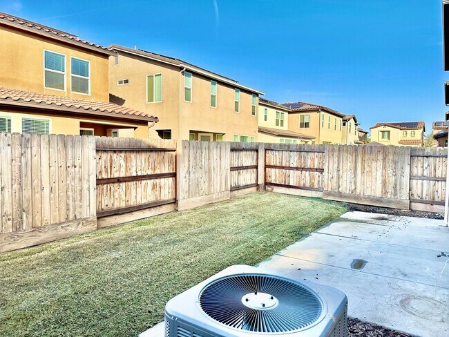 Building Photo - Newly Built 3/2.5 Bonadelle Home in Riverstone Community