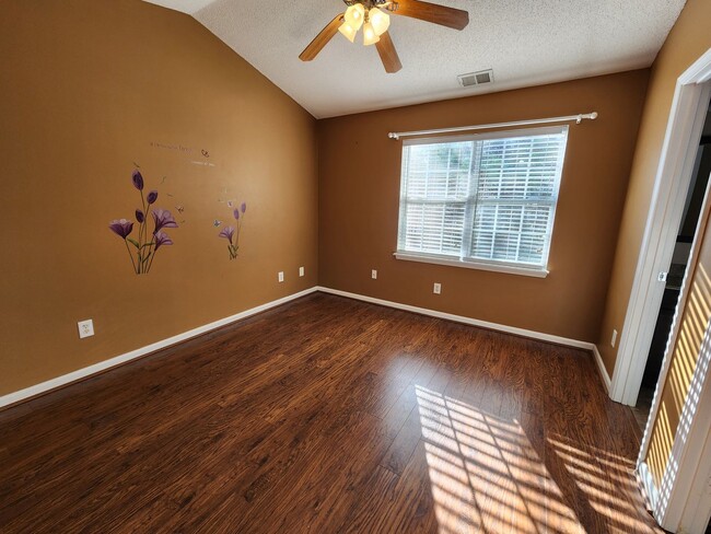 Building Photo - 2 Bedroom Townhome in Huntington Ridge