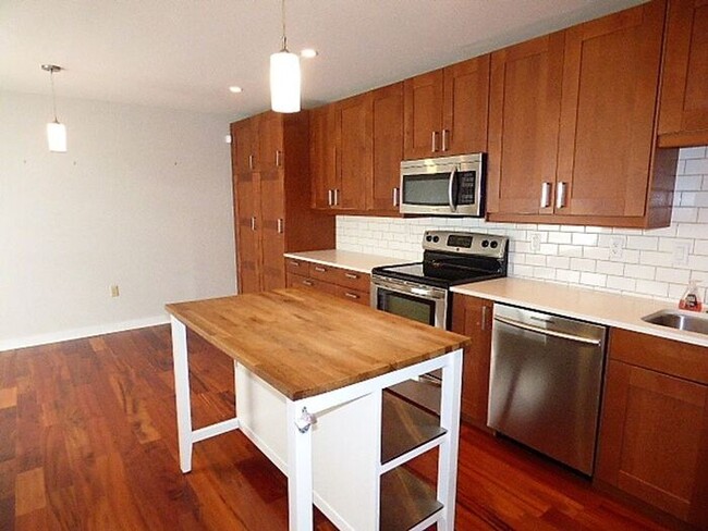 Building Photo - Fabulous 2 BR Condo near German Village!