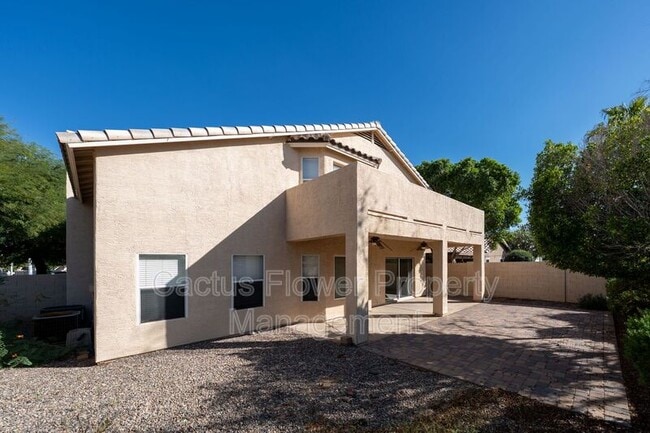 Building Photo - 970 N Willow St