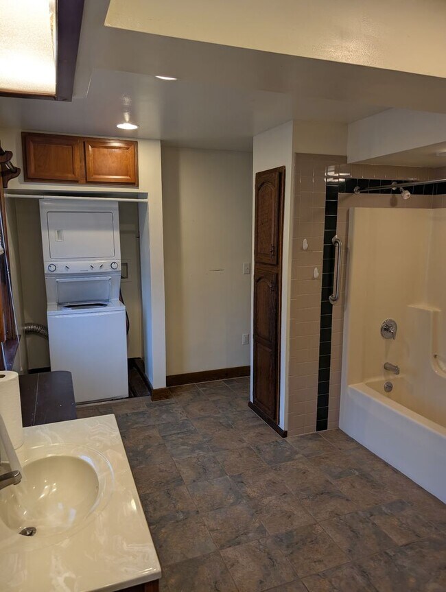 Building Photo - 3 Bd/1 Bath Home for Rent -- Available NOW!