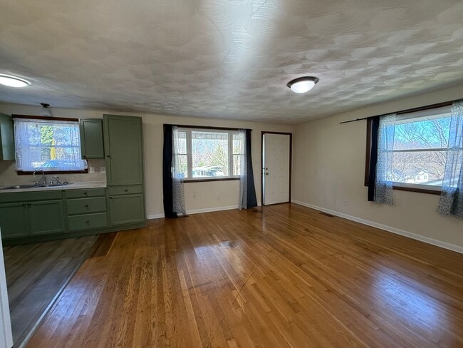 Building Photo - Must see 2 - bedroom, 1 -bath all brick home