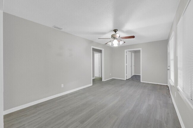 Building Photo - SPACIOUS! LOCATION!