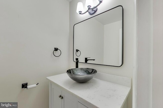 Building Photo - 4001 N Ridgeview Rd