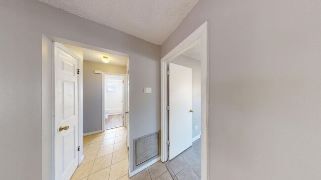 Building Photo - 3 Bed / 2 Bath Home In Deltona Available NOW!!