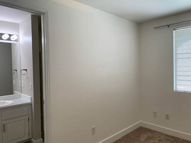 Building Photo - 3Bd/2.5Ba Kirkland Townhome