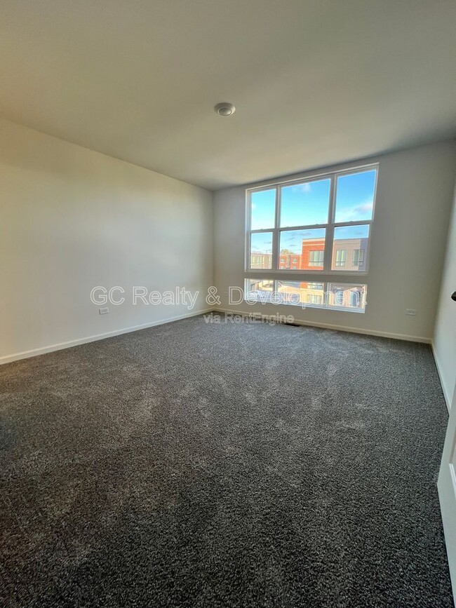 Building Photo - 1265 Lakepointe Dr