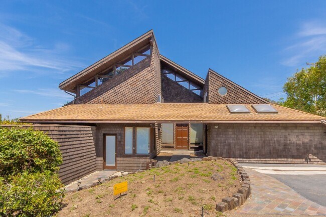 Building Photo - Iconic A-Frame Encinitas 4 Bed + Studio Sp...