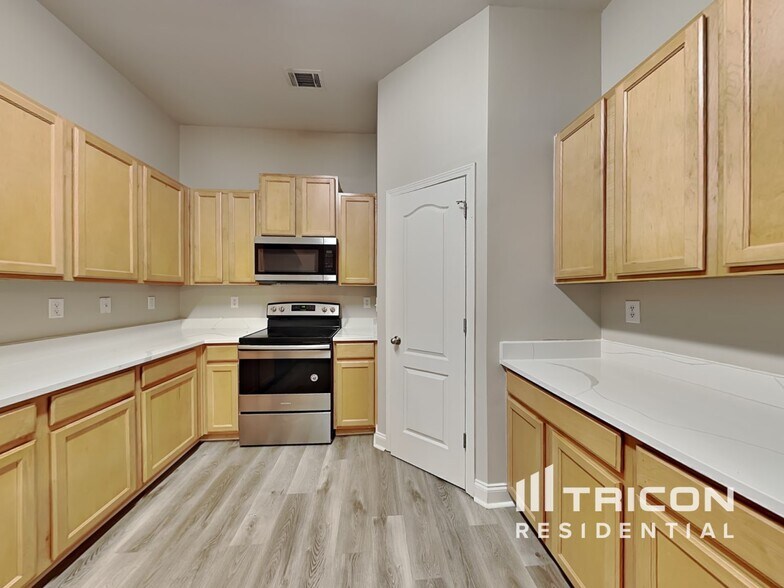 Building Photo - 1221 Heartwood Ave