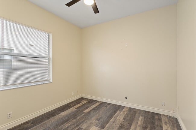 Building Photo - 175 NW Willow Grove Ave