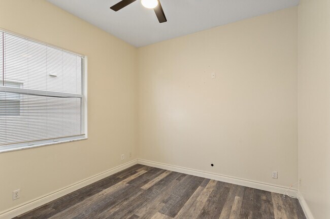 Building Photo - 175 NW Willow Grove Ave