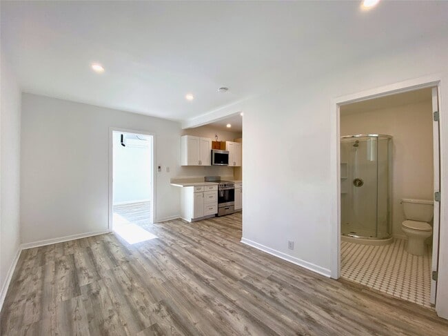 Building Photo - 2025 Brun St