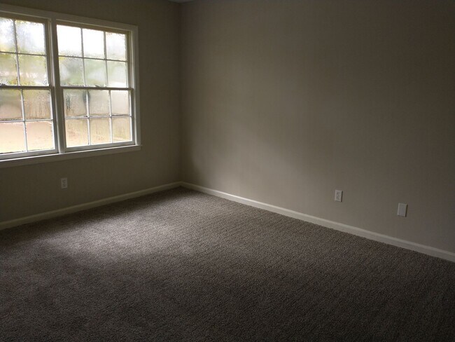 Building Photo - Nice 4/2--Move in Ready--Total Electric