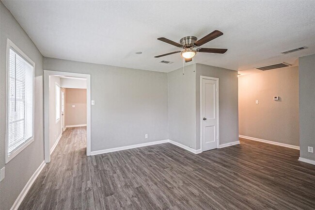 Building Photo - 1539 Pleasantville Dr