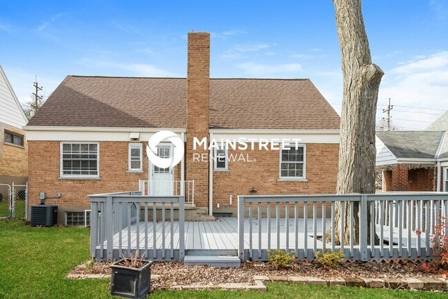 Building Photo - 4 Bedroom Pet-Friendly Home in Cincinnati, OH with Main Street Renewal