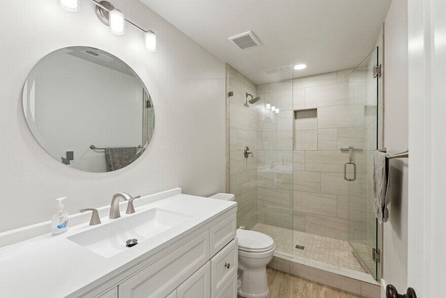 Downstairs bathroom - 1044 E Wood Ave