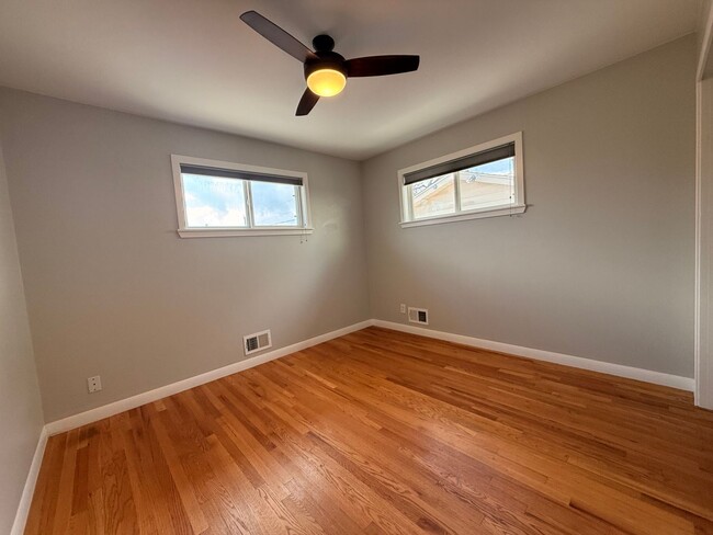 Building Photo - Spacious Twin Lakes Gem!!!