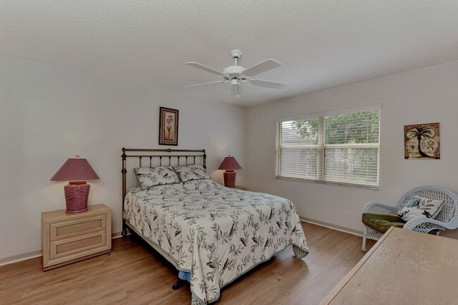 Building Photo - GEORGOUS 2 BEDROOM, 2BATHROOM, TURN KEY FU...